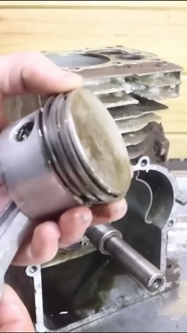 How a small engine gear and piston system works