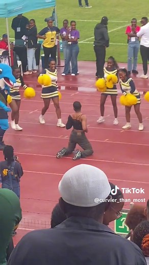 This Baddie won the dance off okurrr🔥🔥! @Uncle Waffles @madibazrugby @madibazcheer #nelsonmandelauniversity #varsityshieldrugby #rugby #madibaz