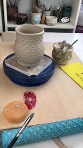 Learn how to make a hand-built cup or add a handle and make it a mug! Check out the over 200 online pottery classes on ClayShare! | Clayshare