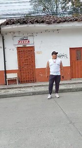 61K views · 475 reactions | Estamos en Timbio Cauca, y en la mítica casa donde actualmente todavía las fabrican, pendientes porque compraremos un par de estas hermosas sapatillas Pista. . . . #conociendopueblitosconforty #seguidoresdeeltambeño #eltambeño | El Tambeño | Facebook