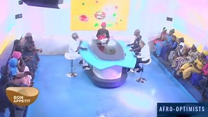 Hamadoun Kassogué, acteur Malien, sur le sens de l'écoute ! Hamadoun Kassogué a commencé son expérience cinématographique en jouant le rôle de Kerfa le fou, dans le film SYA, LE RÊVE DU PYTHON de Dany Kouyaté. Le passage du comédien de théâtre à l’acteur de cinéma n’a pas été de tout repos pour Hamadoun Kassogué, malgré son riche talent, révélé par le film de Dany Kouyaté. Il a joué dans plusieurs films comme : LES AVENTURES DE SEKO de Habib Dembélé, BAMAKO de Abdéramane Sissako de la Mauritanie