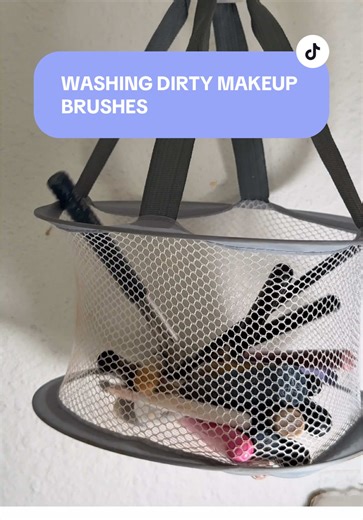 Washing Dirty Makeup Brushes Tutorial