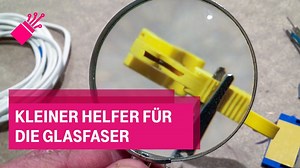 Kleiner Helfer für die Glasfaser. 🛠️📶💡 Telekom Netz-Reporter Kiki greift heute zur Säge und zeigt, wie das Werkzeug zum Abisolieren von Glasfaserkabeln von innen aussieht und wie es funktioniert. Das ganze Video gibt's wie immer auf unserem YouTube-Kanal "Telekom Netz". | Deutsche Telekom