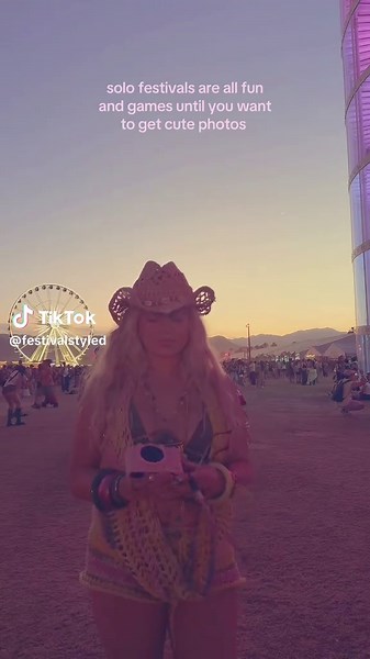 Coachella Solo Festival: Cute Girl Photo Shoot Exchange