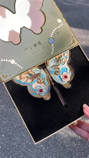 butterfly mirror 🦋 #london #dcbeauty #mirror