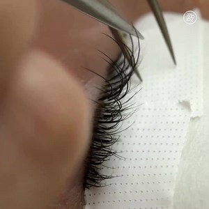 Here's what getting lash extensions actually looks like | Refinery29