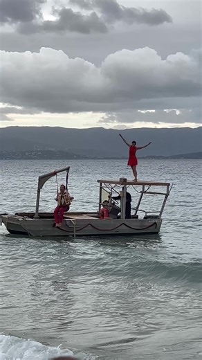 L'artistique au milieu de la mer Musique et Danse Avec @Scarlet Poétik Park 2025 En savoir plus : www.nanomusic.fr/poetik-park | Arnaud NANO Méthivier