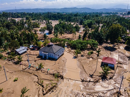 Indonesia floods death toll rises to 442 as people hunt for food and water