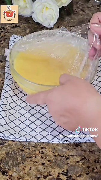 Cremă de post pentru prajituri sau torturi vegane #retetesimple #retetedepost #cremadepost #foryou #fyp O cana de suc de portocale sau 330 ml Un pahar de lapte vegetal sau apa - 250 ml 4 linguri de zahar O lingurita esenta de vanilie 4 linguri cu varf de amidon sau 60 g 4 linguri cu varf de ulei de cocos sau margarina