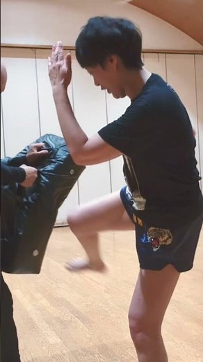 ミドルキック連打から膝蹴りラッシュで心拍数爆上げの有酸素運動キック女子サウスポートレーニング。 #キックボクシング