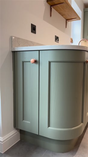 ✨ A timeless shaker kitchen with a modern twist ✨ Recently installed in Audlem, Cheshire, this beautiful Wakefield shaker kitchen features refined internal bead detailing, painted in Cardamom with a contrasting Light Oak island — a perfect balance of warmth and sophistication 🌿 The look is completed with 30mm Tahiti White Quartz worktops, elegant rose gold handles, and a matching rose gold Quooker Flex tap for instant boiling water in style 💫 Featuring Neff graphite ovens and Neff appliances t