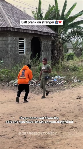 Hilarious Salt Prank on an Unwitting Stranger