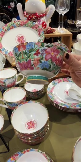 Hand-Painted Floral Bowls: A True Dining Romance