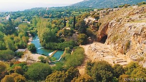 Un lugar con una belleza natural única y una historia milenaria que se remonta a la época de Jesús: Banias A los pies del Monte Hermon está este lugar fantástico donde se encuentra el Río Banias que a su vez alimenta el Río Jordán. En la tradición cristiana este lugar es conocido como Cesarea de Filipo y es mencionado en el libro de Mateo como uno de los lugares donde estuvo Jesús. Video: Yuval Dax / Autoridad de Naturaleza y Parques de Israel | Israel en Español