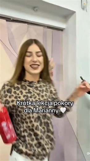 To ja dostałam gaśnicą w twarz. Ale to na mnie jest hejt, za to, że to ktoś mnie zaatakował z premedytacją żebym się tego nawdychała. Fuck the logic. Jesteście ludzie przerażający za to, że jeszcze na to przyklaskujecie. W jakim my społeczeństwie żyjemy, że jeden drugiego utopiłby w łyżce wody choćby za to, że go nie lubi. Ludzie cieszą się, że komuś się dzieje krzywda, że trawa u niego bardziej zielona niż u sąsiada, że to jemu krowa się ocieli a nie sąsiadowi. Jesteście ludzie chorzy z nienawi