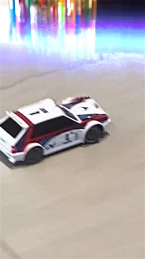 Lancia Delta 4x4 Radiocomandata con: 2 set di gomme intercambiabili grafica Drift Edition Batteria auto ricaricabile con cavetto usb (incluso). #lanciadeltaintegrale #modellismo #giocattoli