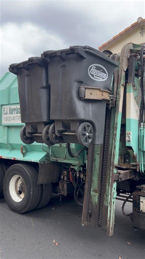 Garbage Truck Picking Up 2 Cans At The Same Time! #youtube #shorts #youtubeshorts #ytshorts #yt