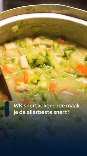 Wie maakt de allerbeste snert? Dat is de grote vraag vandaag tijdens de WK snert- en stamppotkoken. Verslaggever Marc Hamer in Groningen spreekt in het NOS Radio 1 Journaal met snertkoker Arthur Vos. Wat is zijn geheim? | NPO Radio 1