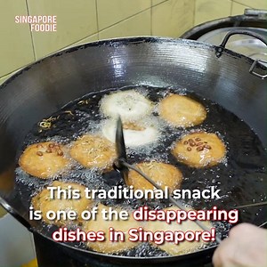 This traditional snack - Oyster Cake is currently rarely seen in Singapore 😍 | Singapore Foodie