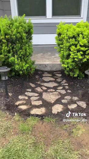 Cheap DIY walkway ideas. DIY walkway path ideas on a budget. diy walkway on a budget. Cheap walkway ideas. DIY outdoor walkway ideas. #diy #diyideas #diyproject