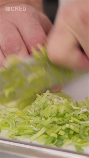 🔪 Slicing a leek: the chef's technique!