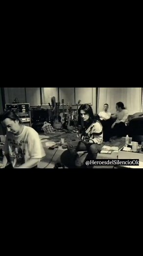 Héroes del Silencio on Instagram: "Nochevieja de 1992. 11688 días después... Feliz año para todos. HDS. www.heroesdelsilencio.com"