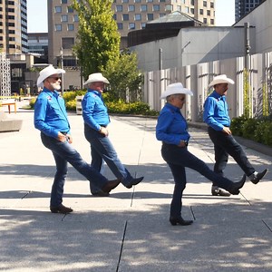 La Soirée country du Festival L'Art en soi approche à grands pas... Mais, vous êtes du genre à vous tromper de côté dans un continental? Le Club Bolo Danse Country Mtl nous apprend les pas de base pour être fin prêts pour vendredi! On se rejoint sur la piste de danse à 19h? 🤠🍻 | Place des Arts