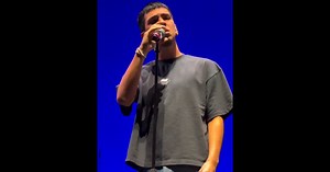 Milo J interpretó "Luciérnagas" en el show Silvio Rodríguez