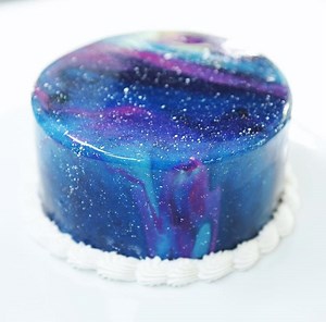 A Galaxy Mirror Cake Made Using Reflective Icing