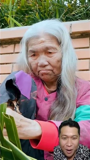 The old woman uses coconut leaves to weave a fruit basket. #kindness