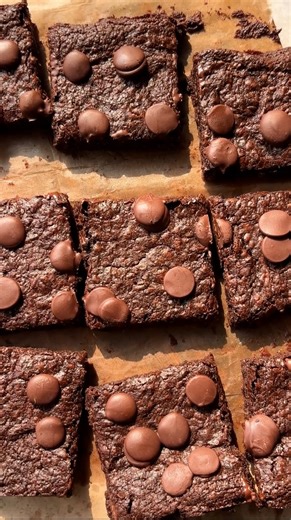 Tanya Verma on Instagram: "7 days, 7 ragi recipes Honestly, I couldn’t think of a better start than brownies 🍫 they’re fudgy, rich, and you’d never guess they’re made with something as healthy as ragi! I mean, if all healthy eating looked like this… I’d do it every day 😋 Recipe: Ingredients • Hot milk 150 g • Jaggery powder 80 g • Dark chocolate 70 g • Butter 40 g • Ragi flour 100 g • Cocoa powder 25 g • Chocolate chips for topping Method 1. Add jaggery to hot milk and mix until it dissolves. 