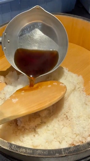 ガス釜で炊いた米に加熱した赤酢をたっぷりかける…人気店こだわりのシャリ切り！ #sushi #寿司