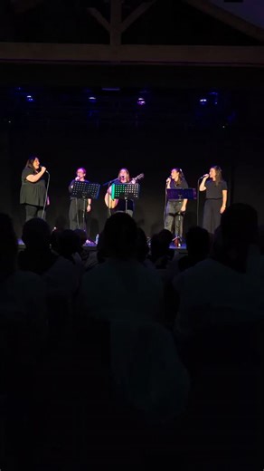 Bost Axola on Instagram: "Noël arrive ! L'envie de partager l'esprit de Noël avec vous nous amène à diffuser cette petite vidéo. C'était à Briscous il y a 10 jours, quand l'association Leizarraga, le chœur Bestela et le public se sont mis à chanter avec nous. Chant : Agure Zaharra Lieu : Espace Culturel Bixintxo Date : 13 décembre 2025 Eguberri heldu da ! Gabon giro bat partekatzeko nahian, horra Beskoitzen bizi dugun momentu goxo bat, Leizarraga elkartea, Bestela abesbatza eta publikoa gurekin 