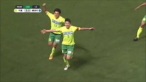 劇的勝利で、Ｊ１昇格プレーオフ進出決定❗️ 🎦 ゴール動画 🏆 明治安田生命Ｊ２リーグ 第42節 🆚 千葉vs横浜FC 🔢 2-1 ⌚️ 90 2 ⚽️ 近藤 直也（千葉） その他の動画はこちら👇 http://www.jleague.jp/video/?route=fb | Ｊリーグ