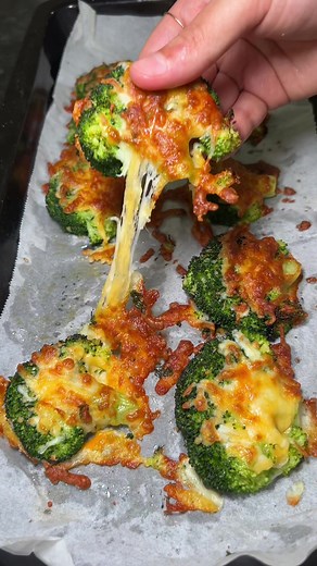 Cheesy garlic butter broccoli 🥦 - Elevate your broccoli with this one easy step 1) Boil the broccoli for 5/6 minutes 2) flatten the broccoli and season to your liking 3) Melt butter, garlic and parsley and brush it onto the broccoli 4) Add cheese and put into the air fryer for 5 minutes or until golden #broccoli #broccoli🥦 #cheese #cheesepull #appetizer #appetizers #easyappetizers #easysidedish #easyrecipe #easyrecipes #side #sidedish #cooking #cookwithme #ugc #ukugc #ugcexample #foodugc #ugcc