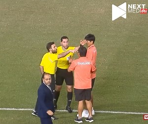3.4M views · 14K reactions | Trọng tài rút thẻ mỏi cả tay, cơn mưa thẻ đỏ và trận chung kết như bạo động tại SEA Games 32 Chả hiểu người Thái với người Indo đi đá chung kết ĐNÁ hay đi giao hữu bóng đá phủi ở Việt Nam nữa  #NextMedia | Next Media | Facebook