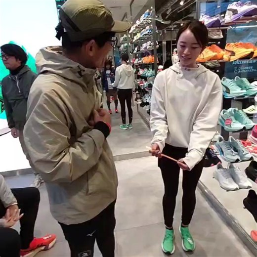 がっきー on Instagram: "京橋に出来た STEPスポーツランシティ大阪のTRY ASICSイベント行ってきたよ @stepruncityosaka ゲストは ずっと話したかった😍 室伏杏花里さん @___m_u_r_o 大阪来るの始めてらしい めっちゃレアキャラ こりゃイカンわけにイカンやん 姫路城で始めて お会いしてんけど ステージ中心で ツーショットが関の山 #撮ったんかい!!（笑） 今夜しっかり お話させて頂きました😊 #凄く良い人 #めっちゃ喋った 試し履きは 大阪城に移動して1200コース 1周毎に👟履き替えての4周 #メタスピードSky #メタスピードエッジ #マジックスピード5 #ソニックブラスト いろんな履き替えイベント 行ったけどこんなの中々無いよね さすがに違い一目瞭然 みんな室伏さん と走りタイから飛ばす飛ばす（笑） 1周目はSky気持ち良くて 飛ばしたけど日曜日湘南やし あとは靴の感触試しながらね 走力別にしてやっぱ メタスピSkyやわ👍 大阪城バッグに📸も撮れて✌ S