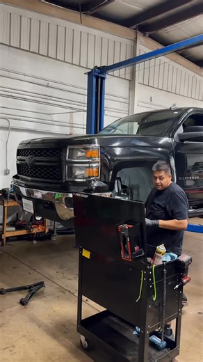 2015 Silverado 1500 está camioneta ya estaba levantada con spacer kit, nosotros le pusimos amortiguadores más largos con los brazos nuevos🔥 Recuerda el mantenimiento es la llave para tener tu camioneta al 💯 | Tejas Trokas
