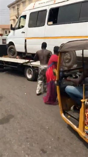 An angry driver invokes curses on officials of the KMA after his car was towed for illegal parking at Bantama Market | Ameyaw TV