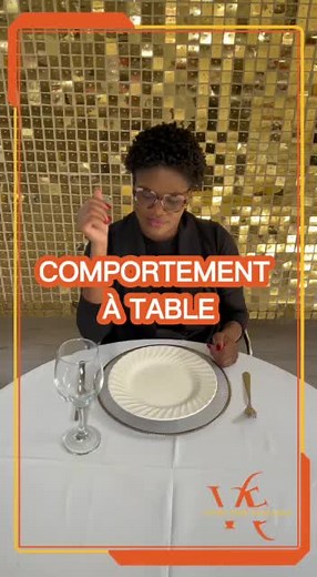 Avoir une posture correcte á table est fondamentale pour transmettre une bonne impression dans tous les cas. Pensez à toujours garder la tête, le cou et le dos bien alignés. #fête #etiquettecoach #etiquettetips #protocole #savoirvivre #artdelatable #artdelatable #bienseance #etiquettelessons #etiquette #savoirfaire #commentmangeratable #haiti