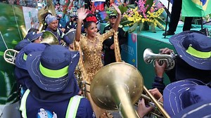 18K views · 330 reactions | ¡Con luces, colores, música y reinas disfrutamos del Desfile de Las Naciones!  Por supuesto, no podía faltar el pato, pa'tomarnos con alegría la cultura del aseo ✨ Somos los #patrocinadoresoficialesdelalimpieza Veolia Colombia Alcaldía de Manizales Feria de Manizales | Emas Manizales by Veolia | Facebook