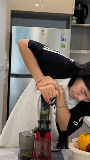 5.5K views · 23 reactions | Máy mini nên mọi người cắt nhỏ và ép từng miếng thôi nha #hoaidecor #review #mayepchammini #mayephoaqua #reels | Tú Tú Decor - Conghuongtunek | Facebook