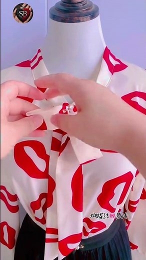 how to tie a fashion scarf around your neck 💖 #accessories #scarf #fashion #ootd #tutorial #viral