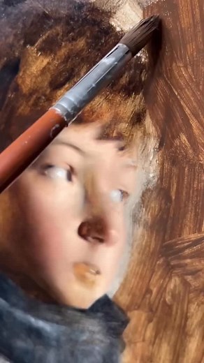 Edges can define or dissolve form, and here they do both—inviting the eye to wander between clarity and suggestion. The painter’s restraint in detail and confidence in brushwork create a sense of breath within the portrait. Letting edges soften teaches control through surrender, a vital lesson in oil painting. Via: @lutherpaola 🖼️ Artwork: Living on the Edge Art by: @gustavoramosart Remarks by: @paolaportfolio #oilportrait #paintingprocess #portraitstudy #fineartpainting #paolaluther | Paola Lu