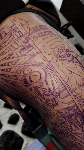 Did you know chicha wasn’t just a drink? 🌽 In the Andean world, chicha (aqha) was a sacred ritual of offering and gratitude to the earth. This artistic fusion represents Mama Sara, the deity of corn, fertility, and abundance. Ancestral art. Still alive on skin. 🔥🖤 — ¿Sabías que la chicha no era solo una bebida? En el mundo andino, la chicha (aqha) era un ritual sagrado de ofrenda y agradecimiento a la tierra. Esta fusión artística representa a Mama Sara, divinidad del maíz, la fertilidad y la