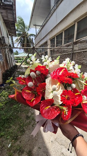 When the message is discreet but the love is loud. I added a fake flower with the message below: "I'LL LOVE YOU UNTIL THE LAST PETAL FALLS 🌹✨ #freshflowers #engagementbouquet #tonga #tongan #younglove #ldscommunity #engagementvibes #romanticreels #poetryinmotion #floristlife #reelaesthetic #loveindetails #tongacreators #smallbusinessvibes #ᴛʀᴇɴᴅɪɴɢʀᴇᴇʟ | Simata E La'ā Palu