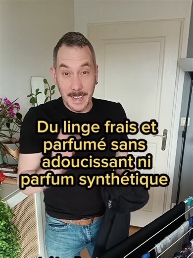 Le propre n’a pas d’odeur… 💭 C’est ce que je répète souvent pour s’habituer à se passer des parfums synthétiques dans les lessives. Mais je répète aussi souvent : on a le droit de se faire plaisir 🌿, d’avoir envie d’un parfum doux et sympa sur ses vêtements. Le secret ? Une infusion pour le linge, simple comme bonjour 😌. Tu prends un petit sac en tissu fin pour laisser passer les arômes et que tu pourras réutiliser. Dedans : un petit cocktail de plantes aromatiques et d’odeurs naturelles comm