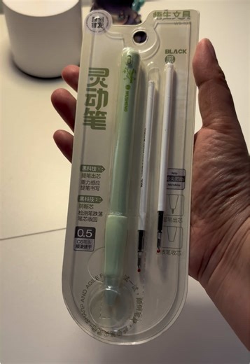 Meet the WUSHENG Agile Pen — the pen that thinks for you. ✔️ Gravity-sensing tip (appears when lifted, retracts when laid flat) ✔️ 0.5mm smooth gel ink ✔️ Instant dry – no smudges ✔️ Lefty-friendly & ergonomic grip ✔️ Anti-leak & drop-proof design Perfect for students, office work, journaling, and daily notes 📚💼 #journaling #pen #writing #student #schoolsupplies