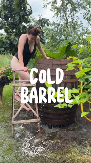 Merel Graven on Instagram: "WOHOEEEE ik kan weer lekker koud dippen in onze eigen tuin! De afgelopen tijd ging dat niet meer omdat het water in de poel heel erg is gezakt + niet meer zo koud is. Ik vul het vat met grondwater, maar je kan hem dus ook aansluiten op je regenpijp en het als regenton gebruiken. Dan heeft die een dubbeldoel 😬. Hij is van @barrelatelier, en mocht je het linkje zoeken van het precieze vat wat ik heb, reageer dan even met ‘BARREL’ onder deze video want dan stuurt m’n ro