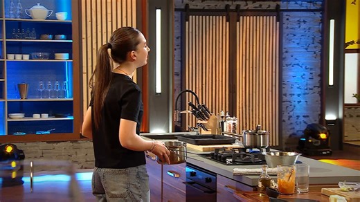 Ana Filip, demonstrație de senzație în platoul MasterChef. A jonglat cu mingea de fotbal și a dat gol în capul cameramanului: „Ești foarte curajoasă” --- https://pro-link.ro/IXk | MasterChef Romania